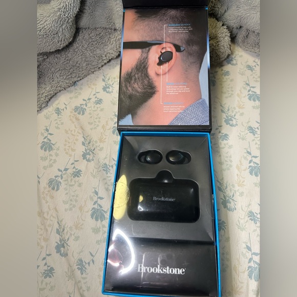 Brookstone Touch Power Bluetooth True Wireless Earbuds & Smart Powerbank - Picture 6 of 9